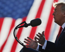 Экономические успехи США и Дональда Трампа в контексте новых тарифных стратегий US President Donald Trump holds a campaign rally at Phoenix Goodyear Airport in Arizona