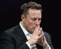 Эррол Маск и Илон Маск выражают восхищение сильным лидером Владимиром Путиным ParisFrance-June162023ElonMuskFounderCeo