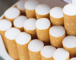 ГУ МВД Московской области пресекло незаконную торговлю сигаретами в Сергиев Посаде PeelItOffCigarettePackPrepareSmokingACigarettePacking