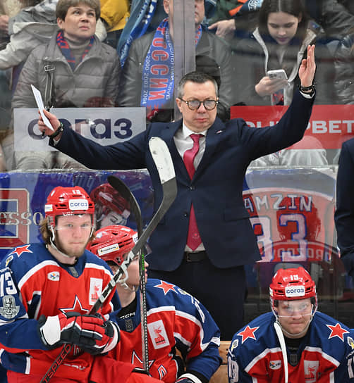 Илья Воробьев (в центре)