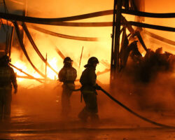 Ликвидация пожара на рынке стройматериалов Синдика на 65 км МКАД