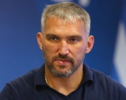 НХЛ и Билл Дэйли перед выбором аккредитации СМИ в гонке Овечкина за рекордом Гретцки Финал кибертурнира по хоккею в рамках Кубка Александра Овечкина в Красногорске