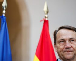 Сикорский предупреждает Трамп и Путин на грани санкций из-за Украины sikorskij preduprezhdaet tramp i putin na grani sankczij izza ukrainy-t-nw-ru-174430374700-0