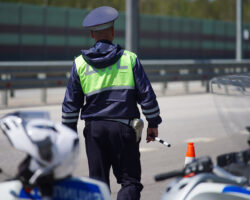 Следственный комитет РФ пресек попытку взятки сотруднику ГАИ в Москве Работа сотрудников ДПС на дорогах столицы