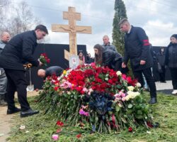 sotni czvetov na mogile pashi tehnika provozhali repera pavla ivleva v poslednij put-t-nw-ru-174438122300-0