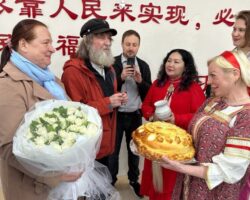 Торжественная встреча Фёдора Конюхова в Даляне после 115 дней плавания torzhestvennaya vstrecha fyodora konyuhova v dalyane posle 115 dnej plavaniya-t-nw-ru-174576308100-0