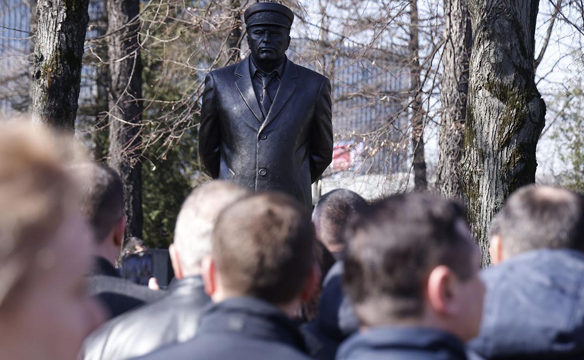 Памятник Владимиру Жириновскому (Андрей Любимов / РБК)