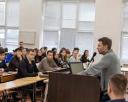 Алексей Вихарев вдохновляет молодежь Екатеринбурга на волонтерство и развитие aleksej viharev i studenty_t-nw