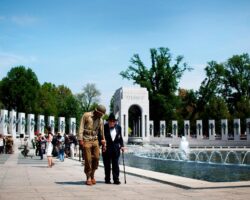 Дональд Трамп и Владимир Путин отмечают победу США и СССР над Германией donald tramp i vladimir putin otmechayut pobedu ssha i sssr nad germaniej-t-nw-ru-174663666500-0