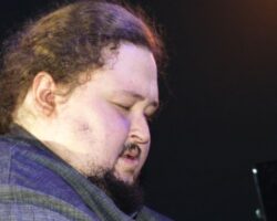 Лука Затравкин делится, как сын Никаса Сафронова находит радость в гармонии luka zatravkin delitsya kak syn nikasa safronova nahodit radost v garmonii-t-nw-ru-174692186000-0