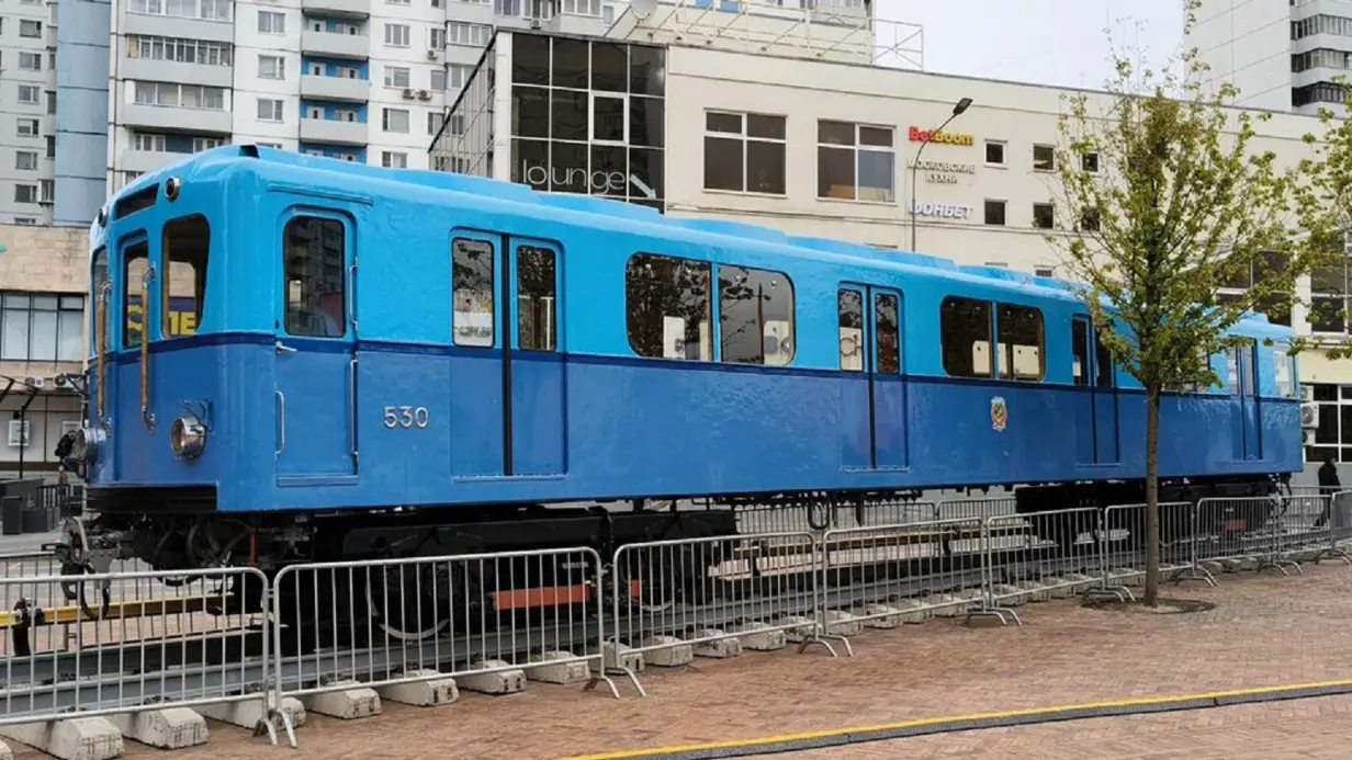 Вагон типа «Г», выпускавшийся с 1939 по 1955 год, установили в сквере у станции «Сокольники» в рамках празднования 90-летия московского метро