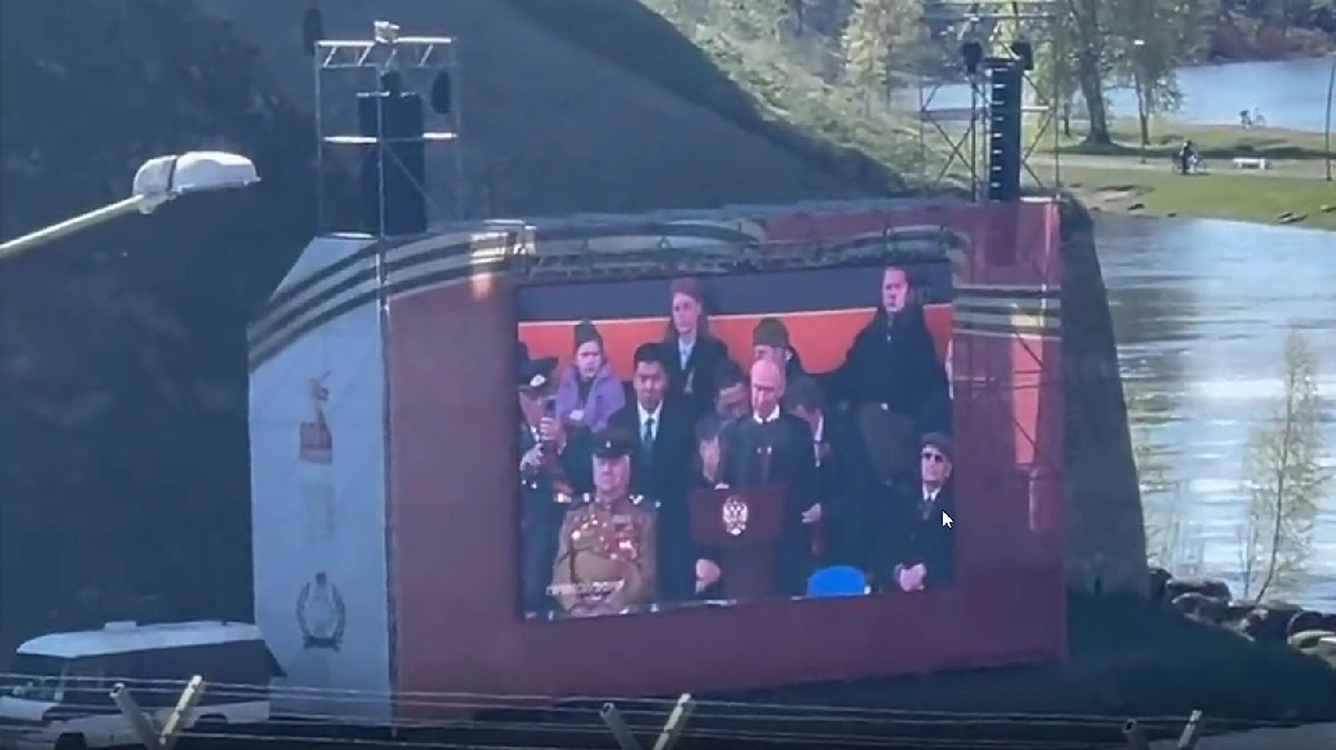 Жители эстонской Нарвы смотрят парад Победы благодаря трансляции из Ивангорода