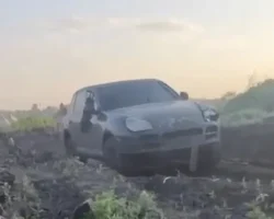 Porsche Cayenne становится неожиданным союзником штурмовой бригады ВС России stanovitsya neozhidannym soyuznikom shturmovoj brigady vs rossii-t-nw-ru-174771171300-0