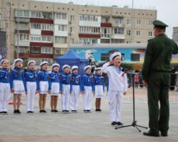 В Богдановиче проходит праздник Победы с участием Олега Нейфельда v bogdanoviche prohodit prazdnik pobedy s uchastiem olega nejfelda-t-nw-ru-174650520800-0