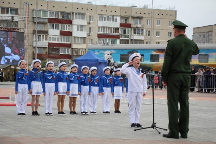 В Богдановиче проходит праздник Победы с участием Олега Нейфельда-0
