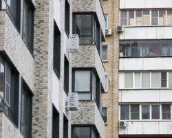 В Красногорске мужчина застрял в кондиционере Ильинских лугов v krasnogorske muzhchina zastryal v kondiczionere ilinskih lugov-t-nw-ru-174714255700-0