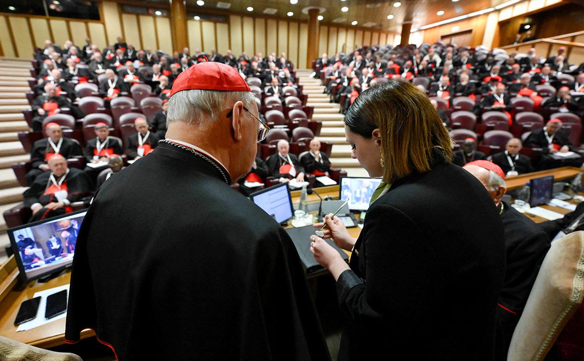 Сотрудник Ватикана аннулирует папскую печать в Ватикане, 6 мая 2025 года ( Vatican Media / Reuters)