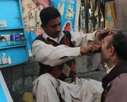 vitalij bagrov i anton gilmor udivilis ulichnoj stomatologii lahora v pakistane-t-nw-ru-174772183900-0