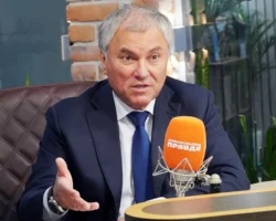 Анджелина Смерфит и Виктория Боня создают сияющий дуэт в духе нулевых andzhelina smerfit i viktoriya bonya sozdayut siyayushhij duet v duhe nulevyh-t-nw-ru-0