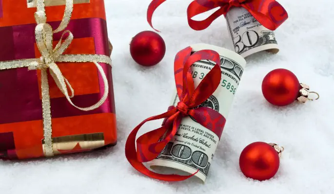 "Как Новый год встретишь – так его и проведешь": почему нельзя оставлять денежные долги в старом году