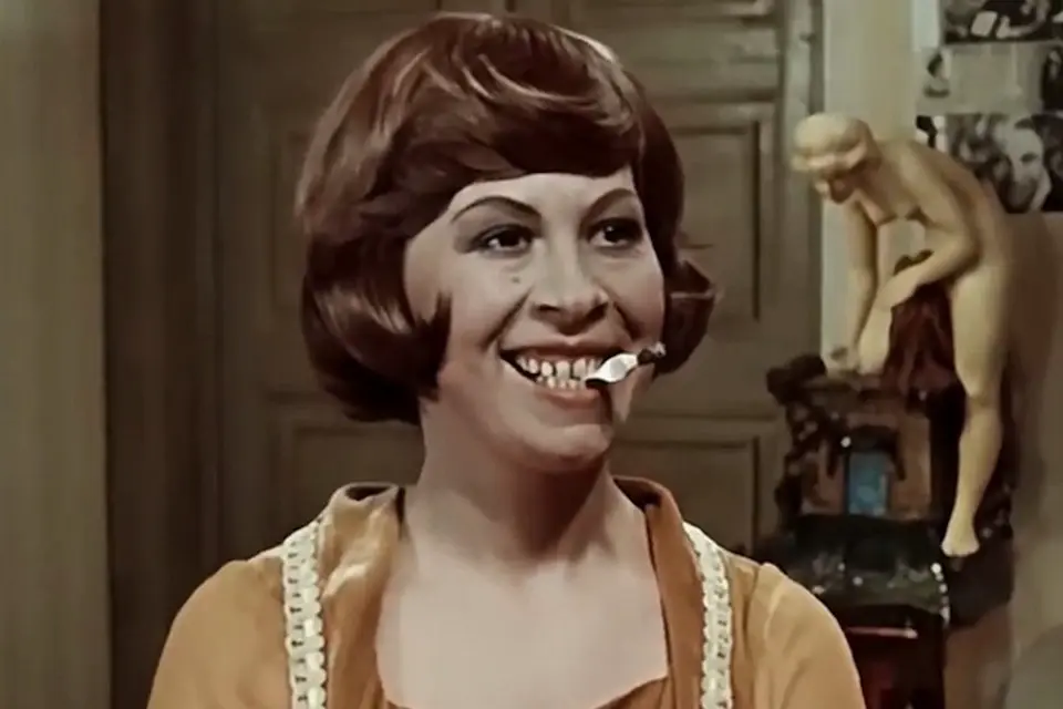 Вера Ивлева сыграла не мало ролей, но все они эпизодические. Фото: кадр из фильма «12 стульев» (1976)