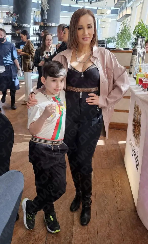 Анфиса Чехова с сыном Соломоном. Фото: Феликс Грозданов / Дни.ру