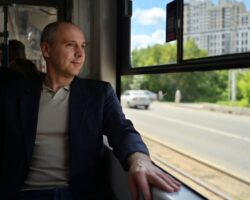 Денис Паслер: В Екатеринбурге на линию вышел новый пятисекционный трамвай. denis pasler novii tramvai0_t-nw