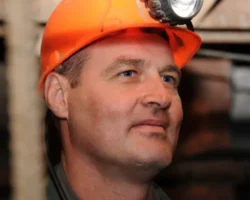 Горняк Росатома Э.Щербина получил звание Героя Труда от В.Путина gornyak rosatoma eshherbina poluchil zvanie geroya truda ot vputina-t-nw-ru-0