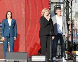 Людмила Бабушкина чествует Богдановичское ОАО «Огнеупоры» в День металлурга lyudmila babushkina chestvuet bogdanovichskoe oao ogneupory v den metallurga-t-nw-ru-0