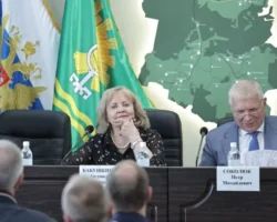 Людмила Бабушкина и Талицкий колледж Кузнецова в центре яркого дня Заксобрания lyudmila babushkina i taliczkij kolledzh kuzneczova v czentre yarkogo dnya zaksobraniya-t-nw-ru-0