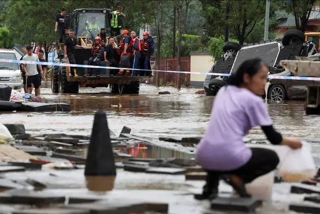Где стихия спала, начинают разбирать последствия | Источник: Florence Lo / REUTERS