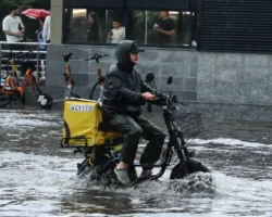 В Москве под ливнем происходит объединение ЖК 'Дмитровский парк' и станции 'Рижская' v moskve pod livnem proishodit obedinenie zhk dmitrovskij park i stanczii rizhskaya-t-nw-ru-0