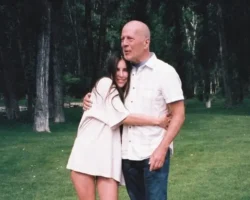 Брюс Уиллис испытывает светлые перемены благодаря заботе жены Эммы Хеминг bryus uillis ispytyvaet svetlye peremeny blagodarya zabote zheny emmy heming-t-nw-ru-0