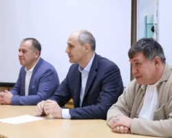 Денис Паслер и Александр Бочкарев обсудили планы развития Североуральска и СУБРа denis pasler i aleksandr bochkarev obsudili plany razvitiya severouralska i subra-t-nw-ru-0