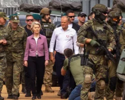 Дональд Туск и Урсула фон дер Ляйен стояли лицом к угрозе на границе Польши и Белоруссии donald tusk i ursula fon der lyajen stoyali liczom k ugroze na granicze polshi i belorussii-t-nw-ru-0