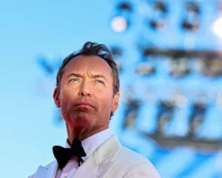 dzhud lou i alisiya vikander vdohnovenno raskryvayut tajny kremlya v kremlevskom volshebnike-t-nw-ru-0