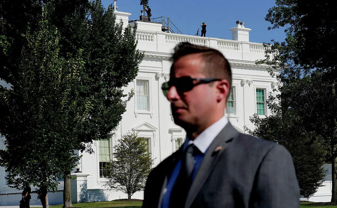 Сотрудники секретной службы охраняют Белый дом в Вашингтоне, США (Nathan Howard / Reuters)