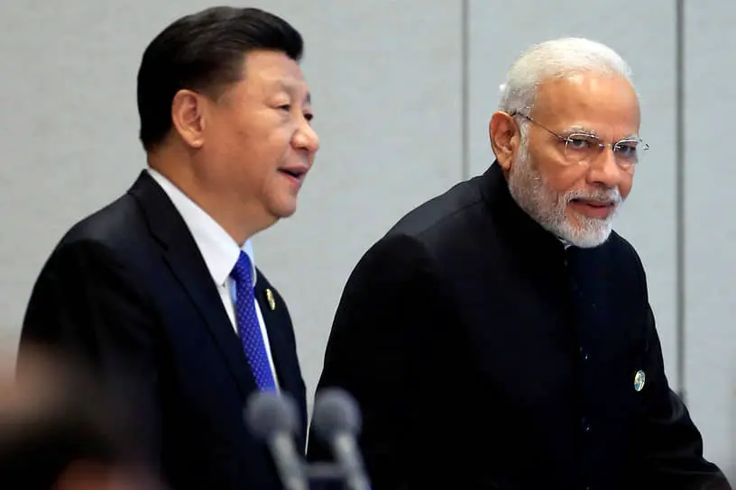 Председатель КНР Си Цзиньпин (слева) и премьер-министр Индии Нарендра Моди