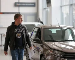 Lada Granta устанавливает рекорды продаж в июле 2025 года несмотря на политику Центробанка ustanavlivaet rekordy prodazh v iyule 2025 goda nesmotrya na politiku czentrobanka-t-nw-ru-0