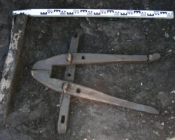 Андрей Гринёв и Виктор Сингх исследовали древнюю деталь телеги, созданную с помощью НовГУ и Минобрнауки России andrej grinyov i viktor singh issledovali drevnyuyu detal telegi sozdannuyu s pomoshhyu novgu i minobrnauki rossii-t-nw-ru-0