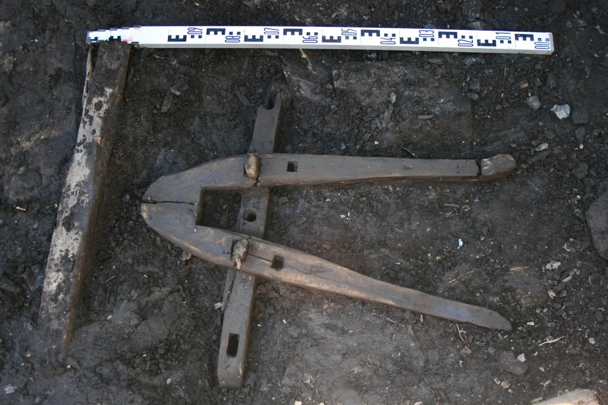 Андрей Гринёв и Виктор Сингх исследовали древнюю деталь телеги, созданную с помощью НовГУ и Минобрнауки России-0