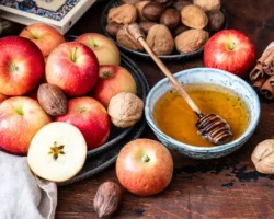 s rosh hashana myod yabloki i shofar otmetyat evrejskij novyj god 2025-t-nw-ru-0