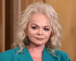 Владимир Путин и Александр Лукашенко поздравили Ларису Долину с юбилеем vladimir putin i aleksandr lukashenko pozdravili larisu dolinu s yubileem-t-nw-ru-0