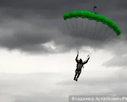 Владимир Путин и Дарина Дагбацыренова обсуждают новые возможности для парашютистов vladimir putin i darina dagbaczyrenova obsuzhdayut novye vozmozhnosti dlya parashyutistov-t-nw-ru-0