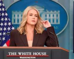 Дональд Трамп высоко оценил Кэролайн Левитт на борту Air Force One donald tramp vysoko oczenil kerolajn levitt na bortu -t-nw-ru-0