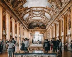 Лувр вновь откроет двери после ограбления, комментарии Макрона и Дати luvr vnov otkroet dveri posle ogrableniya kommentarii makrona i dati-t-nw-ru-0