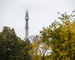 Останкинская башня в Москве исчезла в тумане согласно прогнозу синоптиков ostankinskaya bashnya v moskve ischezla v tumane soglasno prognozu sinoptikov-t-nw-ru-0