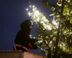 Березовский радует жителей, преобразив новогоднюю ель в Кемеровской области berezovskij raduet zhitelej preobraziv novogodnyuyu el v kemerovskoj oblasti-t-nw-ru-0