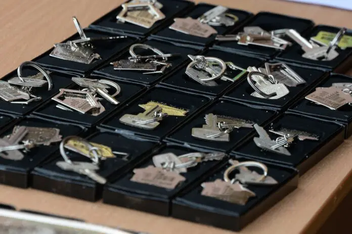 Фонд жилищного строительства обеспечит жильём более 1200 сирот в Свердловской области-0