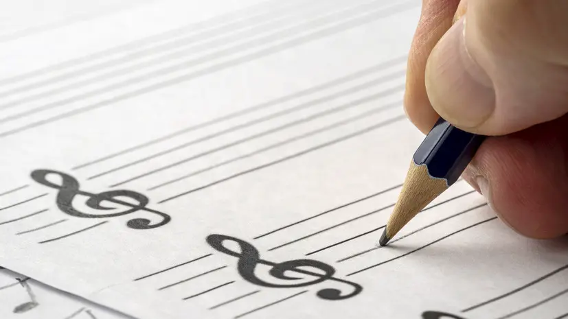 Директор лейбла Ким призвала ввести отчисления для музыкантов за подделки ИИ